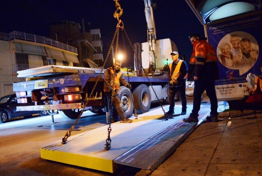 ΑμεΑ: Ειδικές βάσεις σε 74 στάσεις λεωφορείων και τρόλεϊ