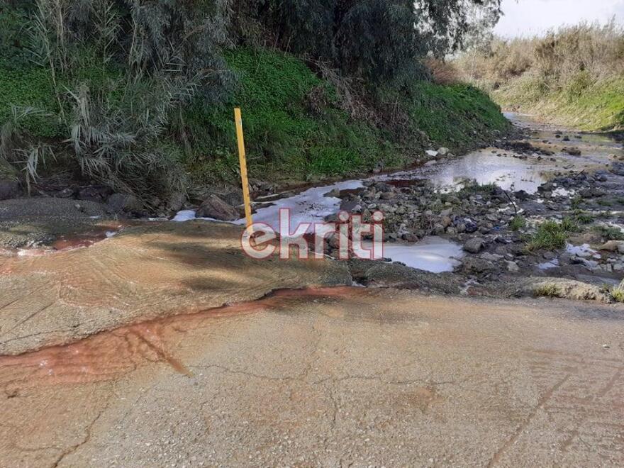 Στα κόκκινα «βάφτηκε» ο Γεροπόταμος του Ηρακλείου Κρήτης - Φωτογραφίες 