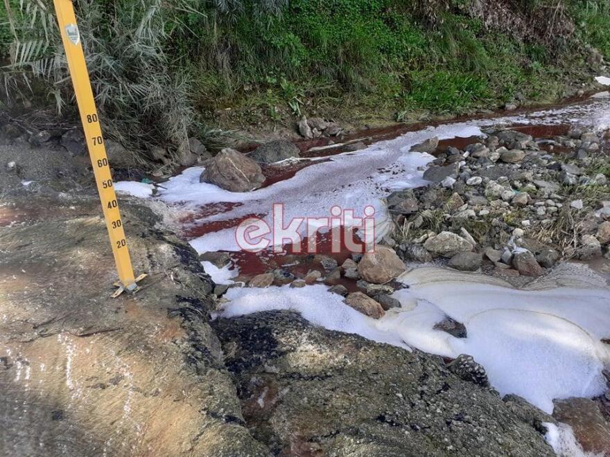 Στα κόκκινα «βάφτηκε» ο Γεροπόταμος του Ηρακλείου Κρήτης - Φωτογραφίες 