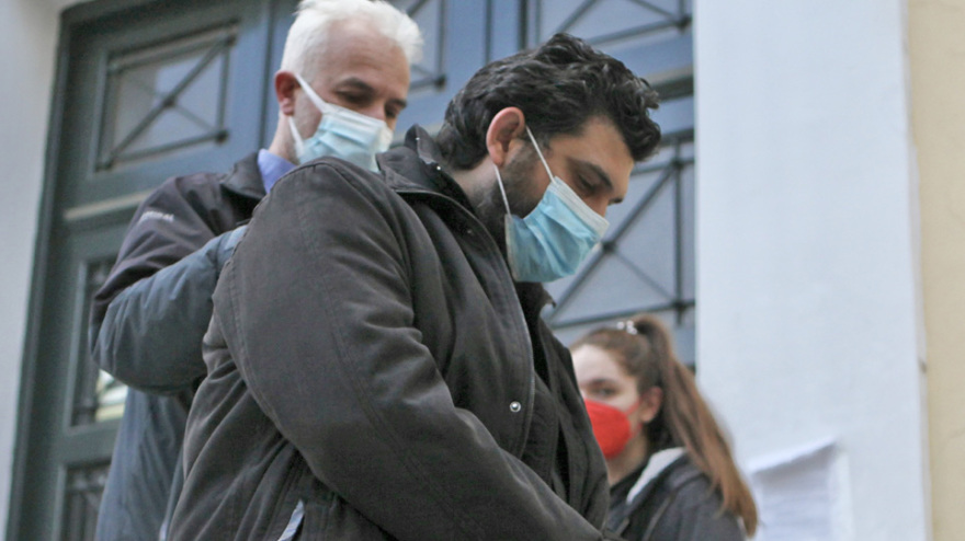 Ο σάτυρος ιερέας κατηγορεί το θύμα του: Η 17χρονη έχει ψυχολογικά προβλήματα - Αυτή μου έστειλε μήνυμα σεξουαλικού περιεχομένου