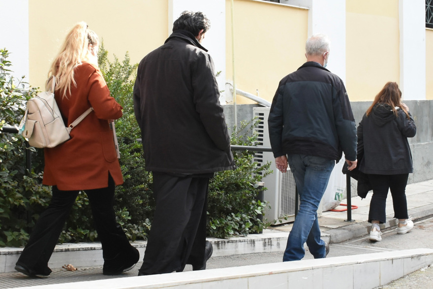 Την έβαζε να εξομολογηθεί και μετά τη βίαζε: Σοκάρουν οι αποκαλύψεις για τον βιαστή με τα ράσα