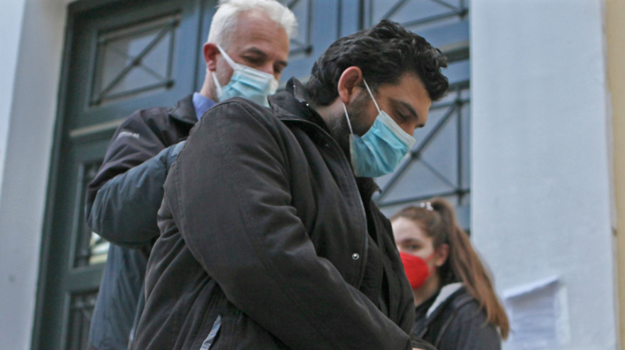 Ο σάτυρος ιερέας κατηγορεί το θύμα του: Η 17χρονη έχει ψυχολογικά προβλήματα - Αυτή μου έστειλε μήνυμα σεξουαλικού περιεχομένου