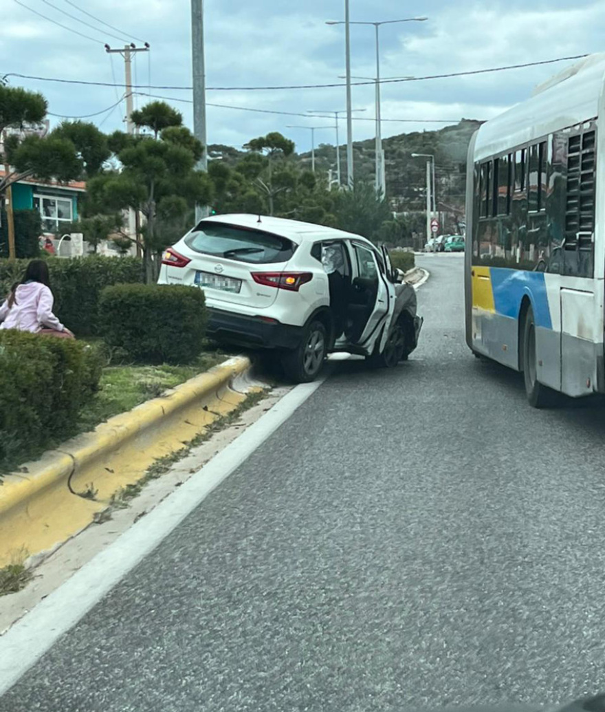 Κίνηση στους δρόμους: Τροχαίο με δύο τραυματίες στη λεωφόρο Βάρης - Κορωπίου, λεωφορείο συγκρούστηκε με δύο ΙΧ