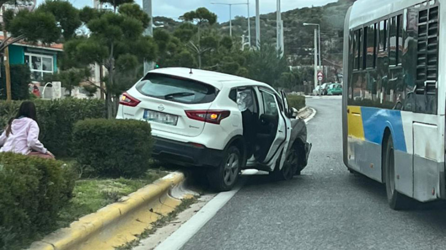 Κίνηση στους δρόμους: Τροχαίο με δύο τραυματίες στη λεωφόρο Βάρης - Κορωπίου, λεωφορείο συγκρούστηκε με δύο ΙΧ
