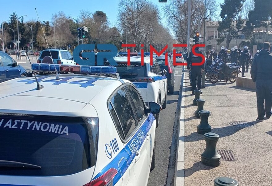 Θεσσαλονίκη: Προσαγωγές ατόμων που ήθελαν να αναρτήσουν πανό στον Λευκό Πύργο - Βίντεο και φωτογραφίες