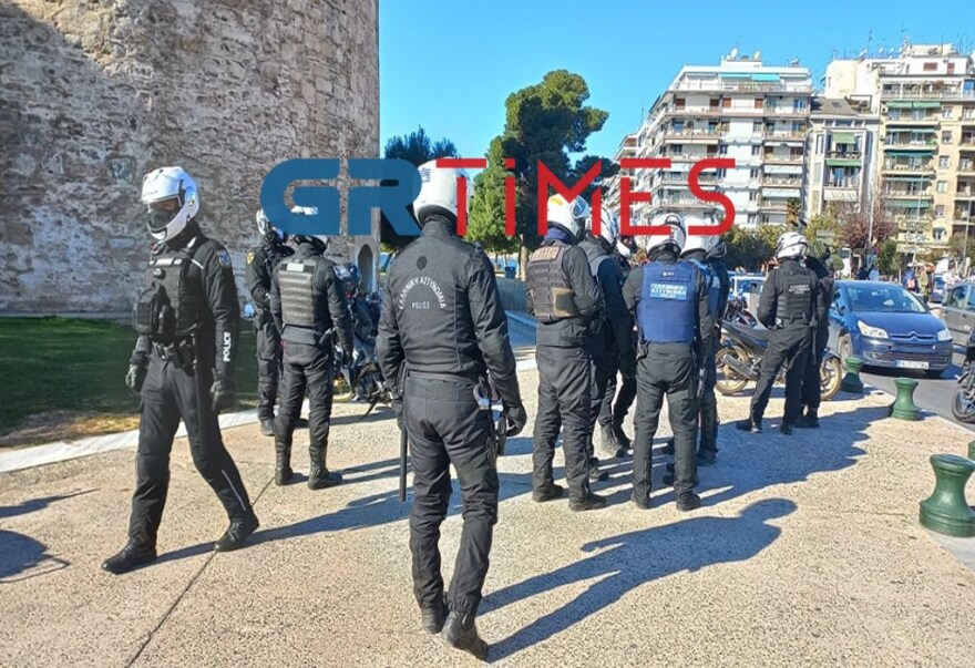 Θεσσαλονίκη: Προσαγωγές ατόμων που ήθελαν να αναρτήσουν πανό στον Λευκό Πύργο - Βίντεο και φωτογραφίες