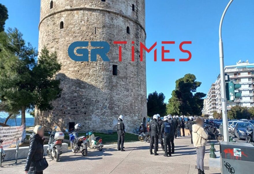 Θεσσαλονίκη: Προσαγωγές ατόμων που ήθελαν να αναρτήσουν πανό στον Λευκό Πύργο - Βίντεο και φωτογραφίες