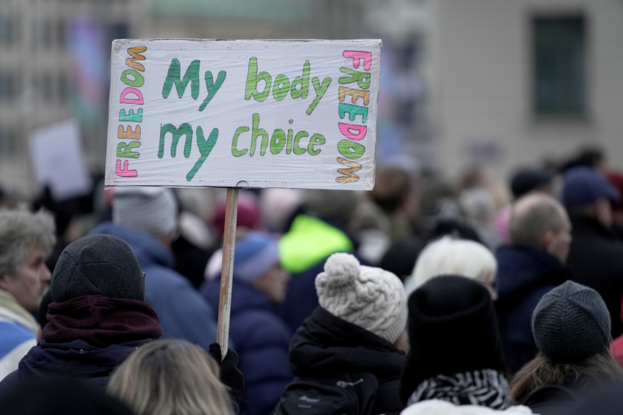 Σουηδία: Διαδηλώσεις κατά του εμβολιαστικού πάσου σε Στοκχόλμη και Γκέτεμποργκ  - Φωτογραφίες