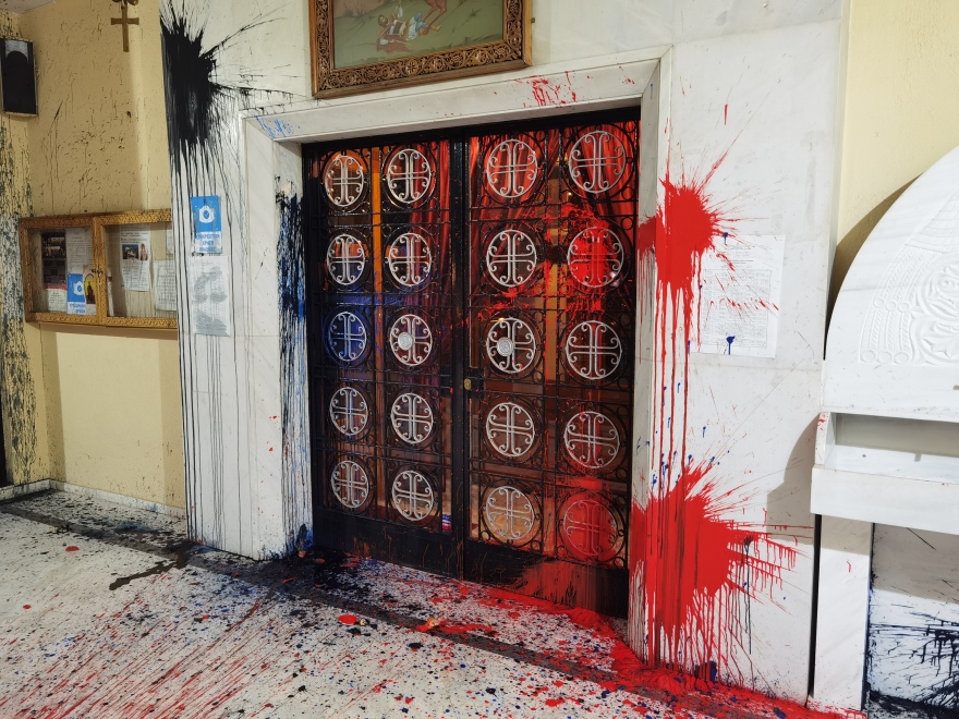 Βανδαλισμοί στην εκκλησία στα Κάτω Πατήσια όπου λειτουργούσε ο σάτυρος ιερέας - Δείτε φωτογραφίες