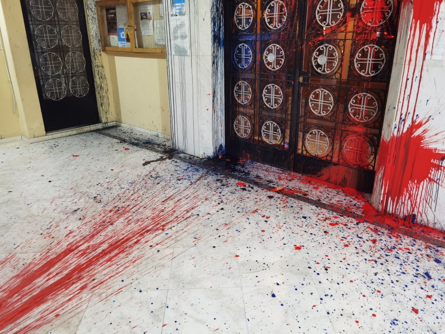Βανδαλισμοί στην εκκλησία στα Κάτω Πατήσια όπου λειτουργούσε ο σάτυρος ιερέας - Δείτε φωτογραφίες