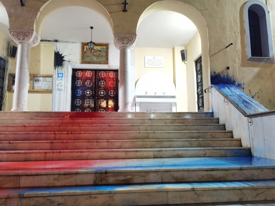 Βανδαλισμοί στην εκκλησία στα Κάτω Πατήσια όπου λειτουργούσε ο σάτυρος ιερέας - Δείτε φωτογραφίες