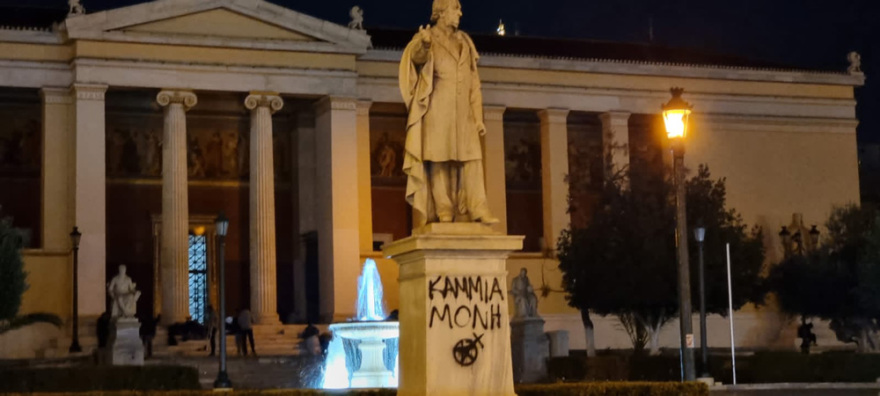 Βανδάλισαν το άγαλμα του Κολοκοτρώνη στην Αθήνα με συνθήματα κατά των βιαστών