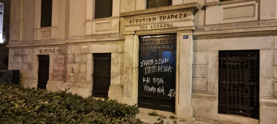 Βανδάλισαν το άγαλμα του Κολοκοτρώνη στην Αθήνα με συνθήματα κατά των βιαστών