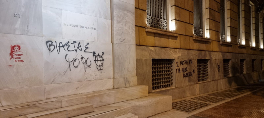 Βανδάλισαν το άγαλμα του Κολοκοτρώνη στην Αθήνα με συνθήματα κατά των βιαστών