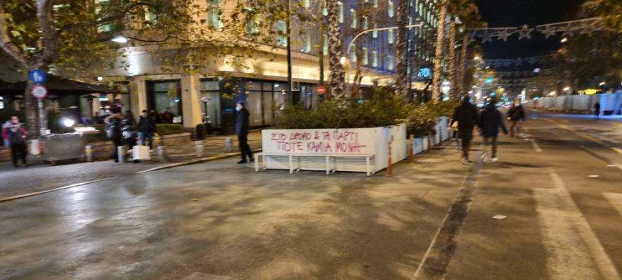 Βανδάλισαν το άγαλμα του Κολοκοτρώνη στην Αθήνα με συνθήματα κατά των βιαστών