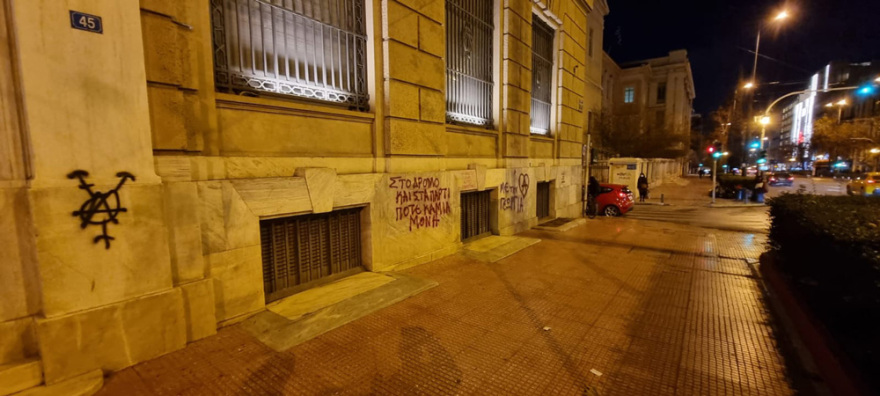 Βανδάλισαν το άγαλμα του Κολοκοτρώνη στην Αθήνα με συνθήματα κατά των βιαστών