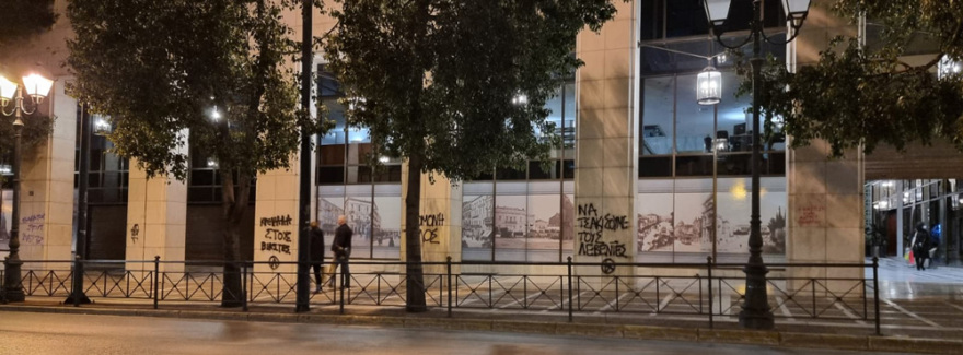 Βανδάλισαν το άγαλμα του Κολοκοτρώνη στην Αθήνα με συνθήματα κατά των βιαστών