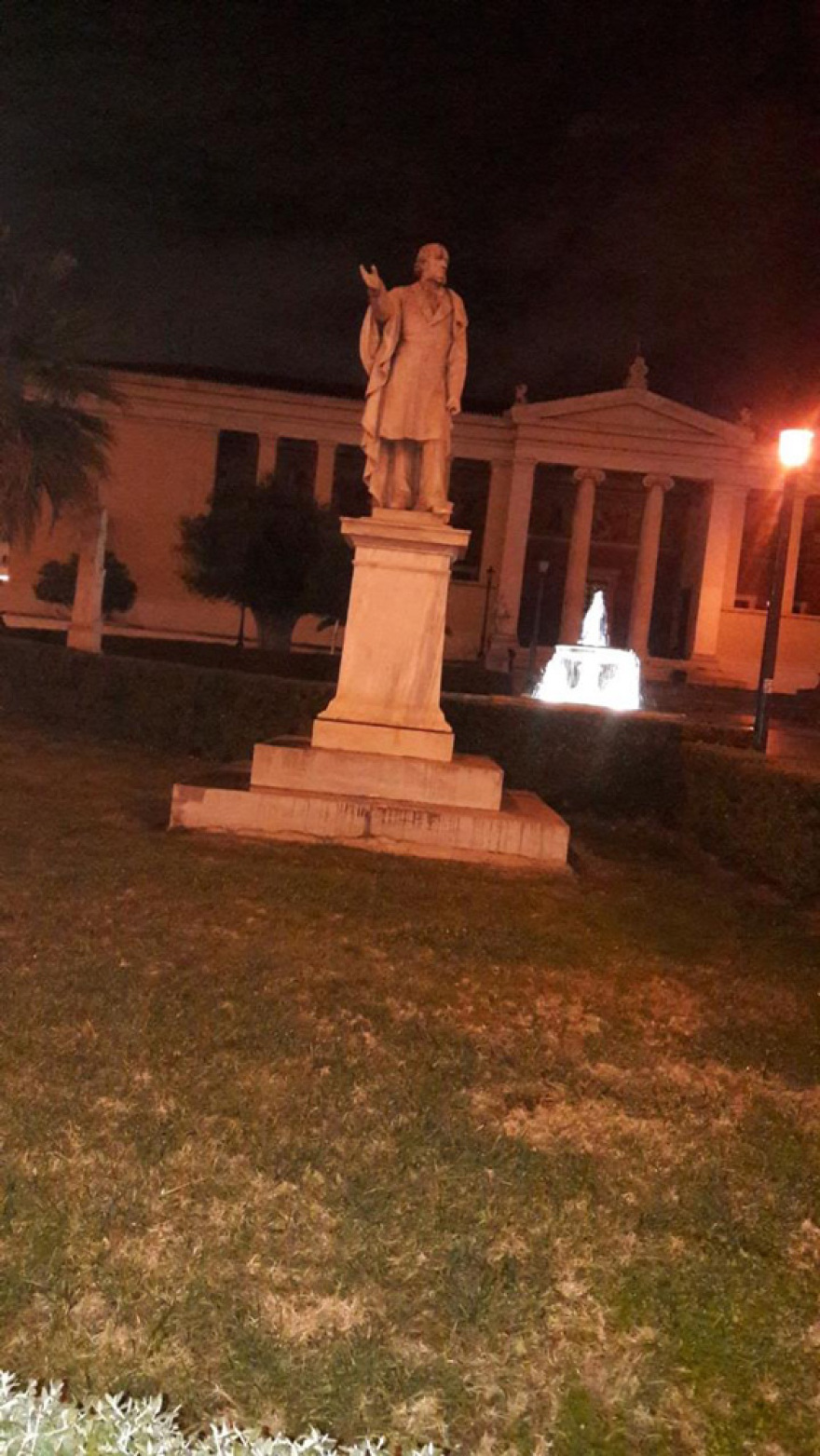 Βανδάλισαν το άγαλμα του Κολοκοτρώνη στην Αθήνα με συνθήματα κατά των βιαστών