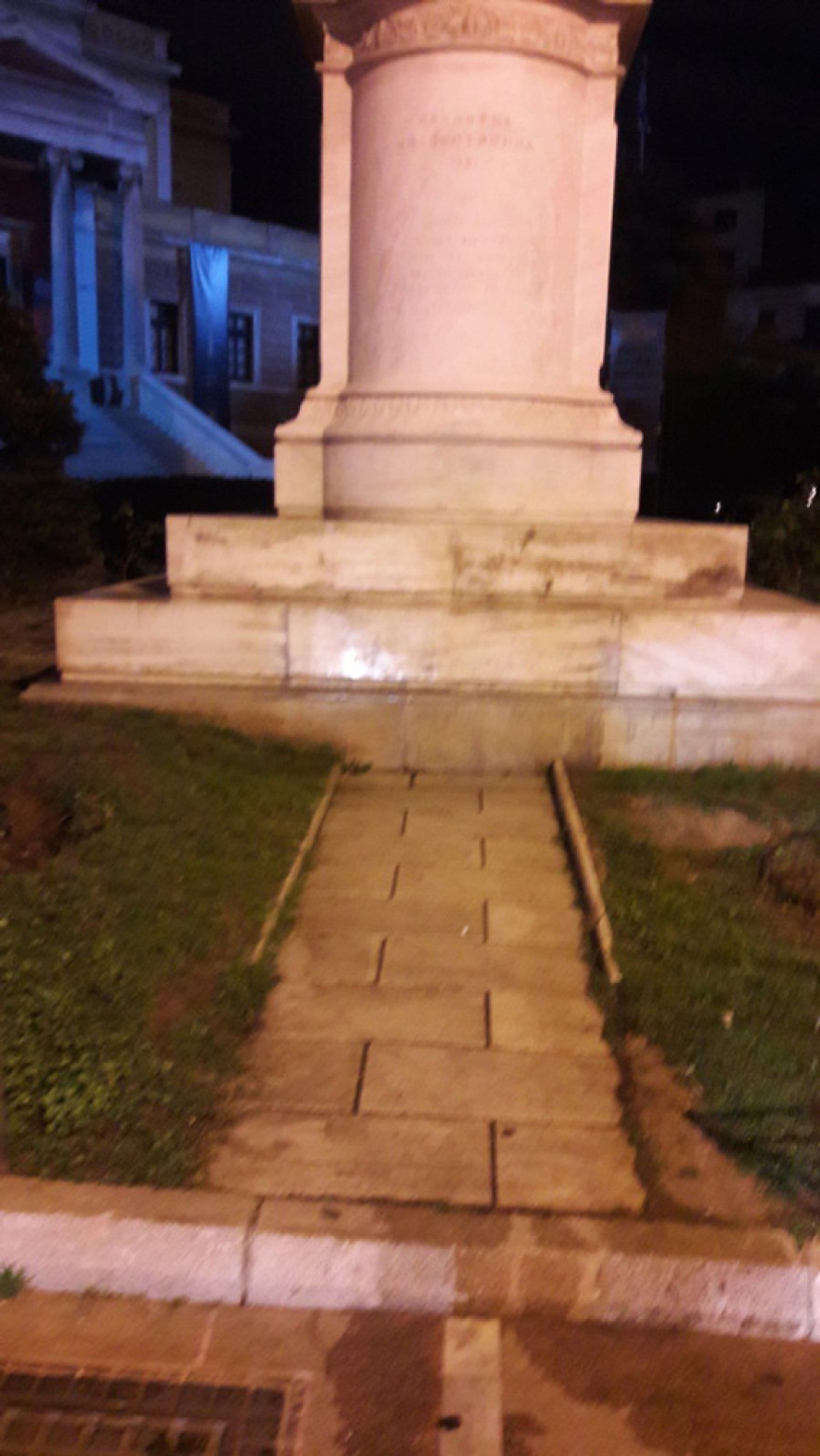 Βανδάλισαν το άγαλμα του Κολοκοτρώνη στην Αθήνα με συνθήματα κατά των βιαστών