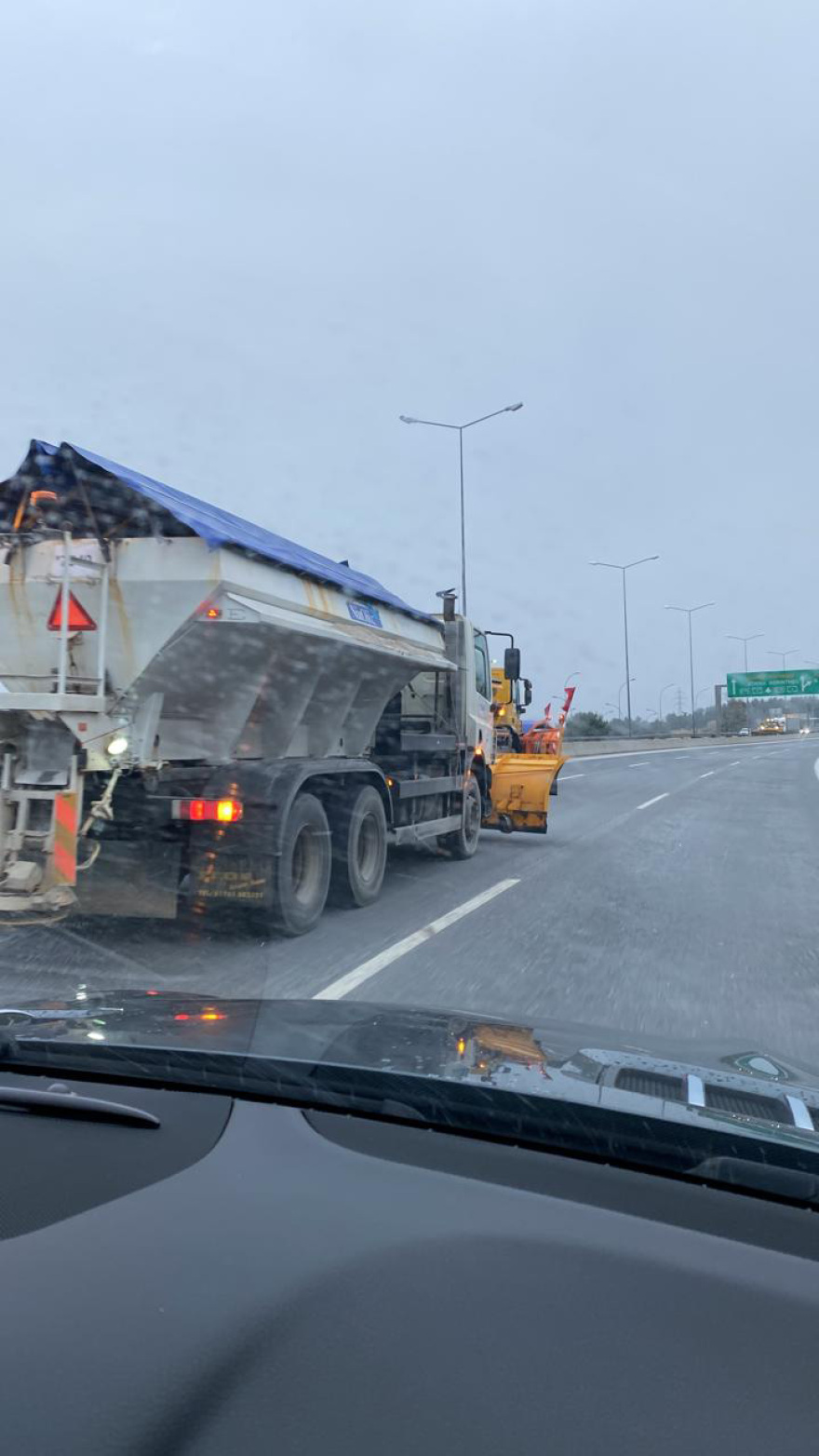 Κακοκαιρία «Ελπίς»: Χιόνια και στα βόρεια προάστια της Αθήνας - Πού χρειάζονται αντιολισθητικές αλυσίδες