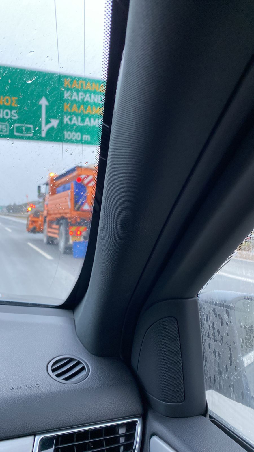 Κακοκαιρία «Ελπίς»: Χιόνια και στα βόρεια προάστια της Αθήνας - Πού χρειάζονται αντιολισθητικές αλυσίδες