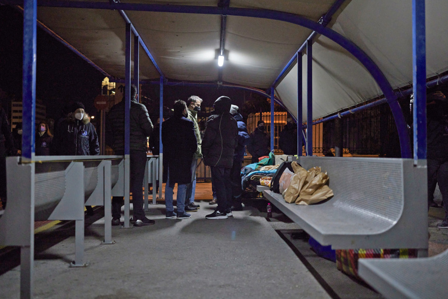 Ο Μητσοτάκης επισκέφθηκε τους αστέγους στο λιμάνι του Πειραιά - Δείτε φωτογραφίες