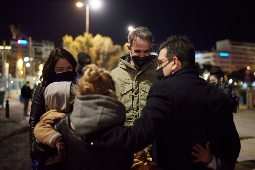Ο Μητσοτάκης επισκέφθηκε τους αστέγους στο λιμάνι του Πειραιά - Δείτε φωτογραφίες