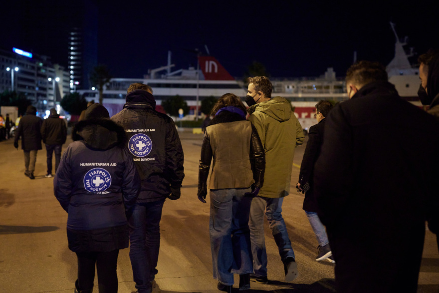 Ο Μητσοτάκης επισκέφθηκε τους αστέγους στο λιμάνι του Πειραιά - Δείτε φωτογραφίες