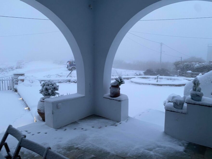 Καιρός: Στα «λευκά» η Εύβοια και νησιά των Κυκλάδων, χιόνισε και στα βόρεια προάστια της Αθήνας - Πώς θα εξελιχθεί η «Ελπίς»