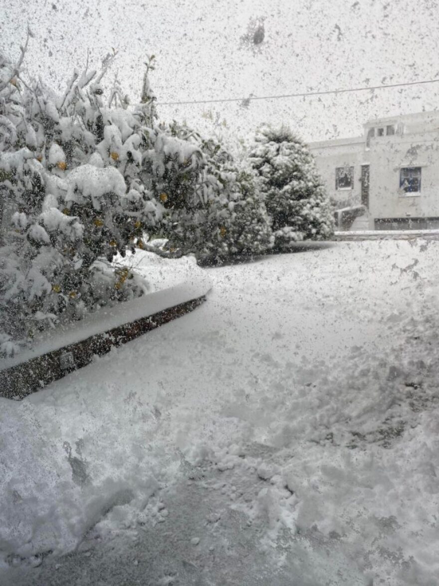 Καιρός: Στα «λευκά» η Εύβοια και νησιά των Κυκλάδων, χιόνισε και στα βόρεια προάστια της Αθήνας - Πώς θα εξελιχθεί η «Ελπίς»