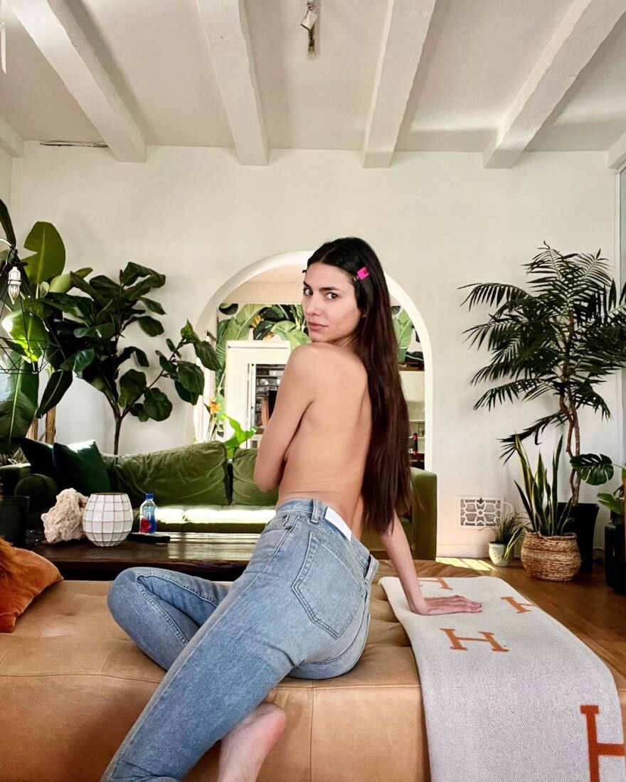 Η Ηλιάνα Παπαγεωργίου «τα έβαλε» με το Instagram που ήθελε να «κατεβάσει» τις τόπλες φωτογραφίες που ανάρτησε