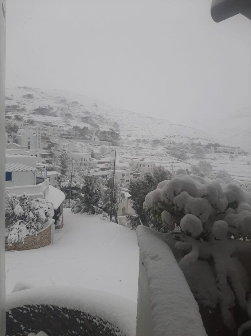 Κακοκαιρία «Ελπίς»: Στα λευκά η Τήνος (Φωτογραφίες)