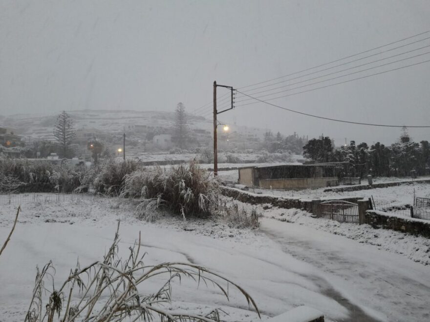 Κακοκαιρία «Ελπίς»: Στα λευκά η Τήνος (Φωτογραφίες)