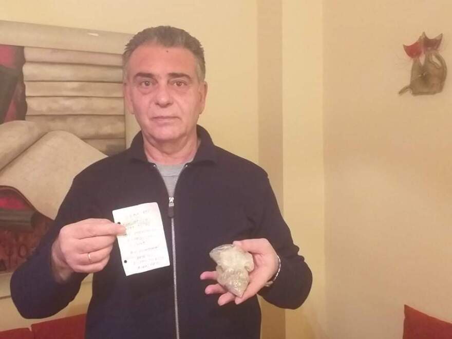 Βρήκε μέσα στο εικονοστάσι της μητέρας του κρυμμένα κειμήλια 100 ετών από τη Μικρά Ασία