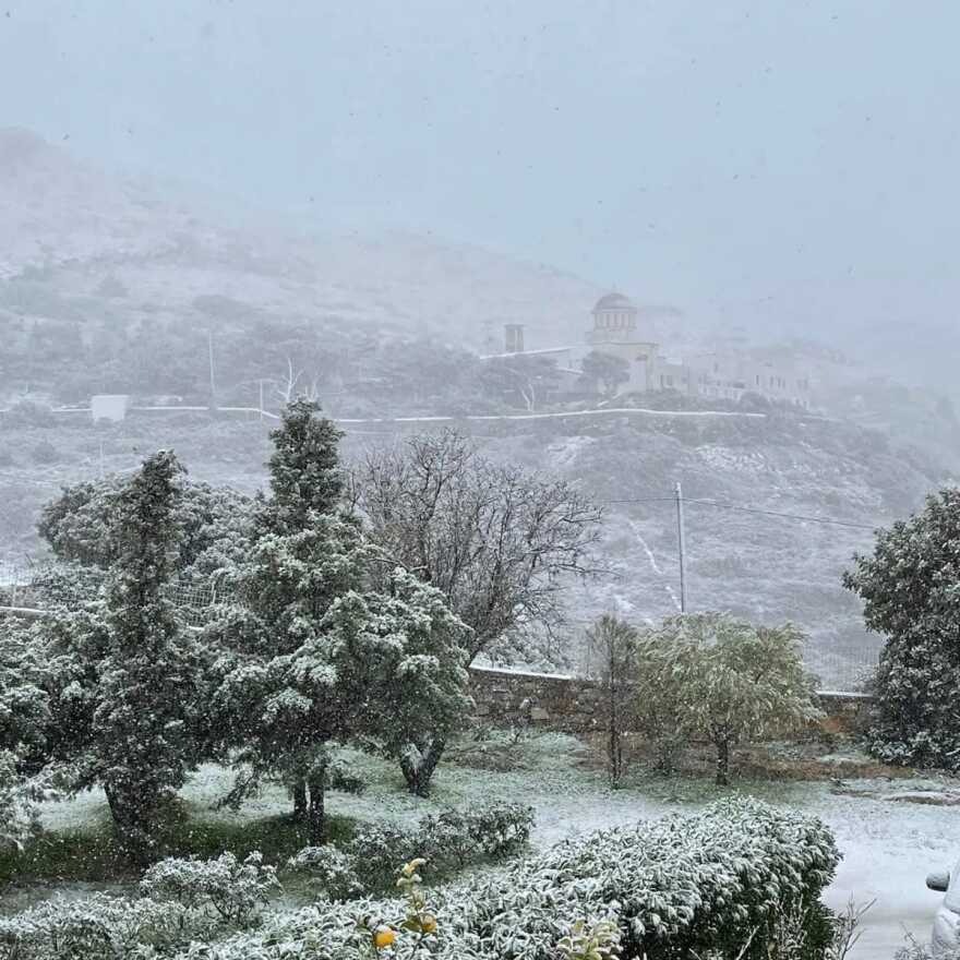 Καιρός: Στα «λευκά» η Εύβοια και νησιά των Κυκλάδων, χιόνισε και στα βόρεια προάστια της Αθήνας - Πώς θα εξελιχθεί η «Ελπίς»