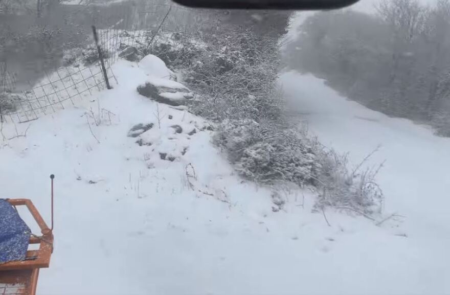 Καιρός: Στα «λευκά» η Εύβοια και νησιά των Κυκλάδων, χιόνισε και στα βόρεια προάστια της Αθήνας - Πώς θα εξελιχθεί η «Ελπίς»