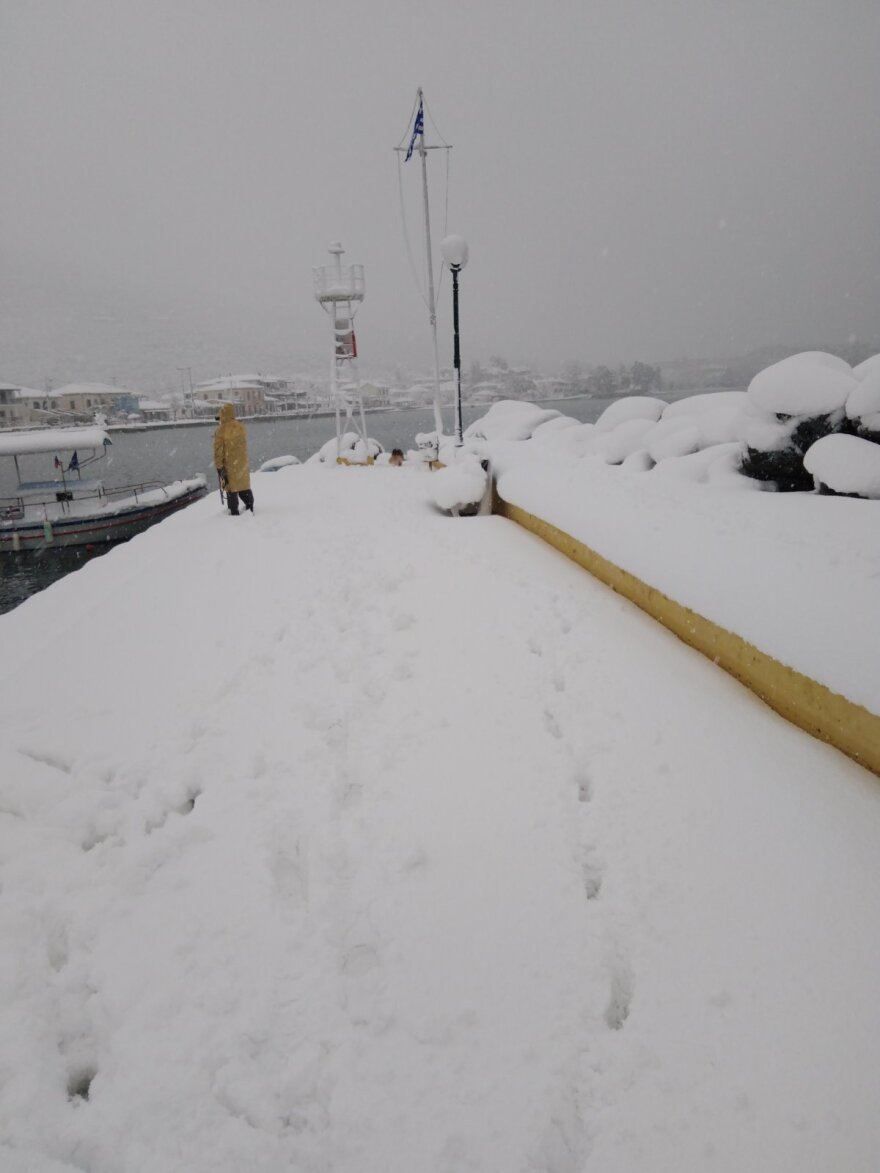 Βόλος: Έφτασε μέχρι τη θάλασσα το χιόνι - Εντυπωσιακές φωτογραφίες