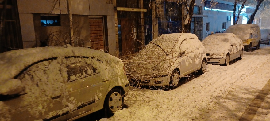 Κυκλοφοριακό χάος στο κέντρο της Αθήνας, έπεσαν δέντρα και έκλεισαν δρόμοι - Βίντεο και φωτογραφίες