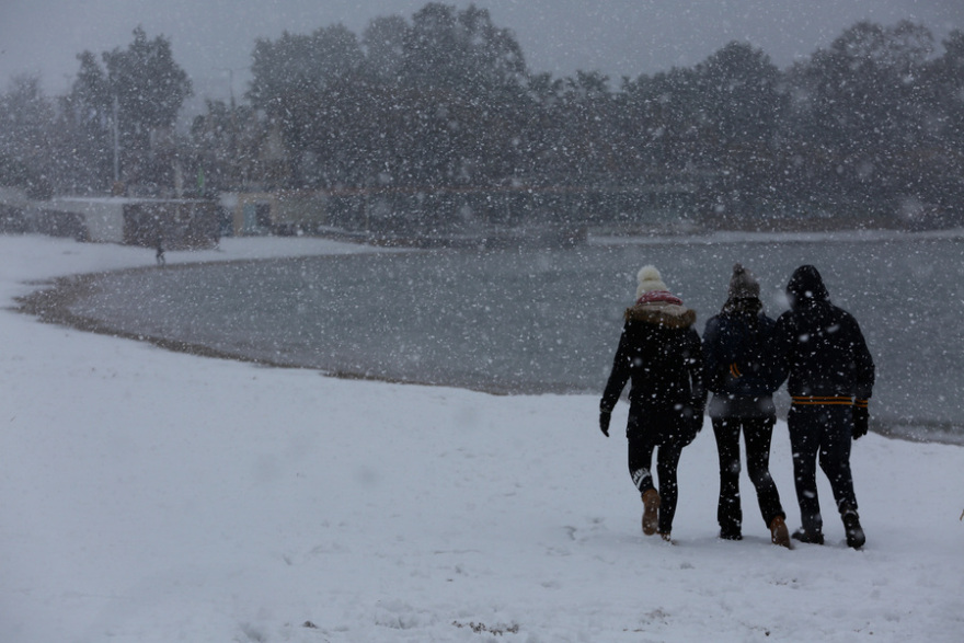 Μέχρι τη θάλασσα έφτασαν τα χιόνια σε Εύβοια και Φθιώτιδα 