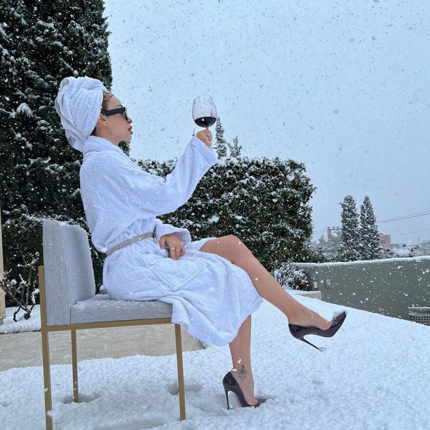 Η Ελένη Φουρέιρα πίνει κρασί στη χιονισμένη αυλή της με... λευκό μπουρνούζι και γόβες