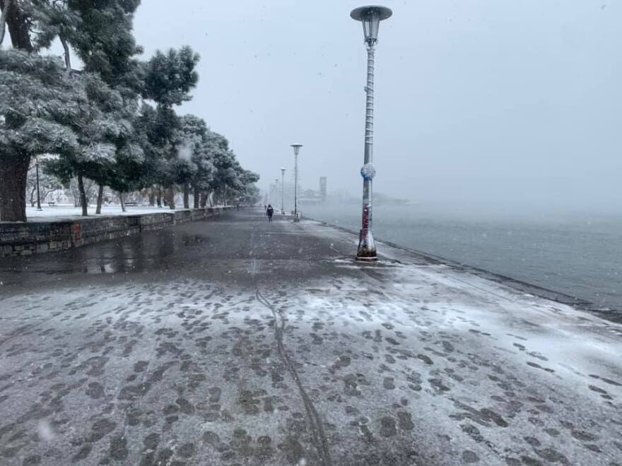Βόλος: Έφτασε μέχρι τη θάλασσα το χιόνι - Εντυπωσιακές φωτογραφίες