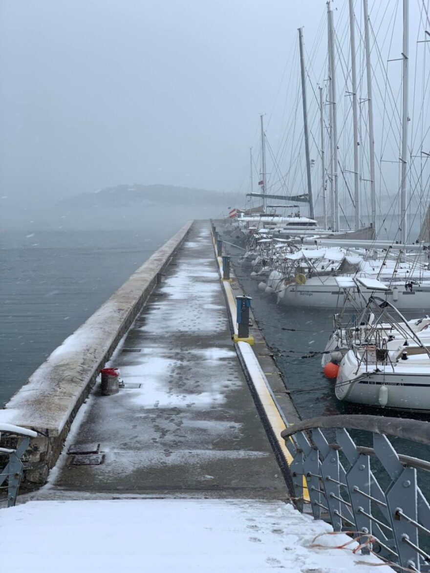 Βόλος: Έφτασε μέχρι τη θάλασσα το χιόνι - Εντυπωσιακές φωτογραφίες
