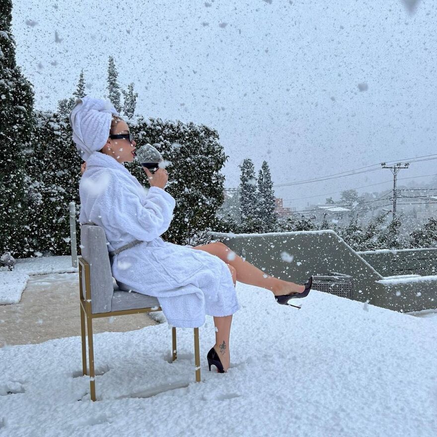 Η Ελένη Φουρέιρα πίνει κρασί στη χιονισμένη αυλή της με... λευκό μπουρνούζι και γόβες