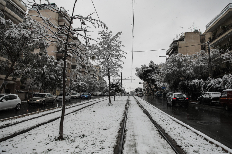 Σε «λευκή δοκιμασία» η Αττική: «Έμφραγμα» σε κεντρικούς δρόμους, μετ' εμποδίων οι δημόσιες συγκοινωνίες