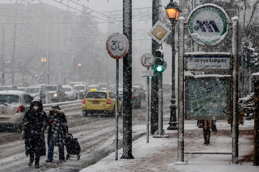 Σε «λευκή δοκιμασία» η Αττική: «Έμφραγμα» σε κεντρικούς δρόμους, μετ' εμποδίων οι δημόσιες συγκοινωνίες