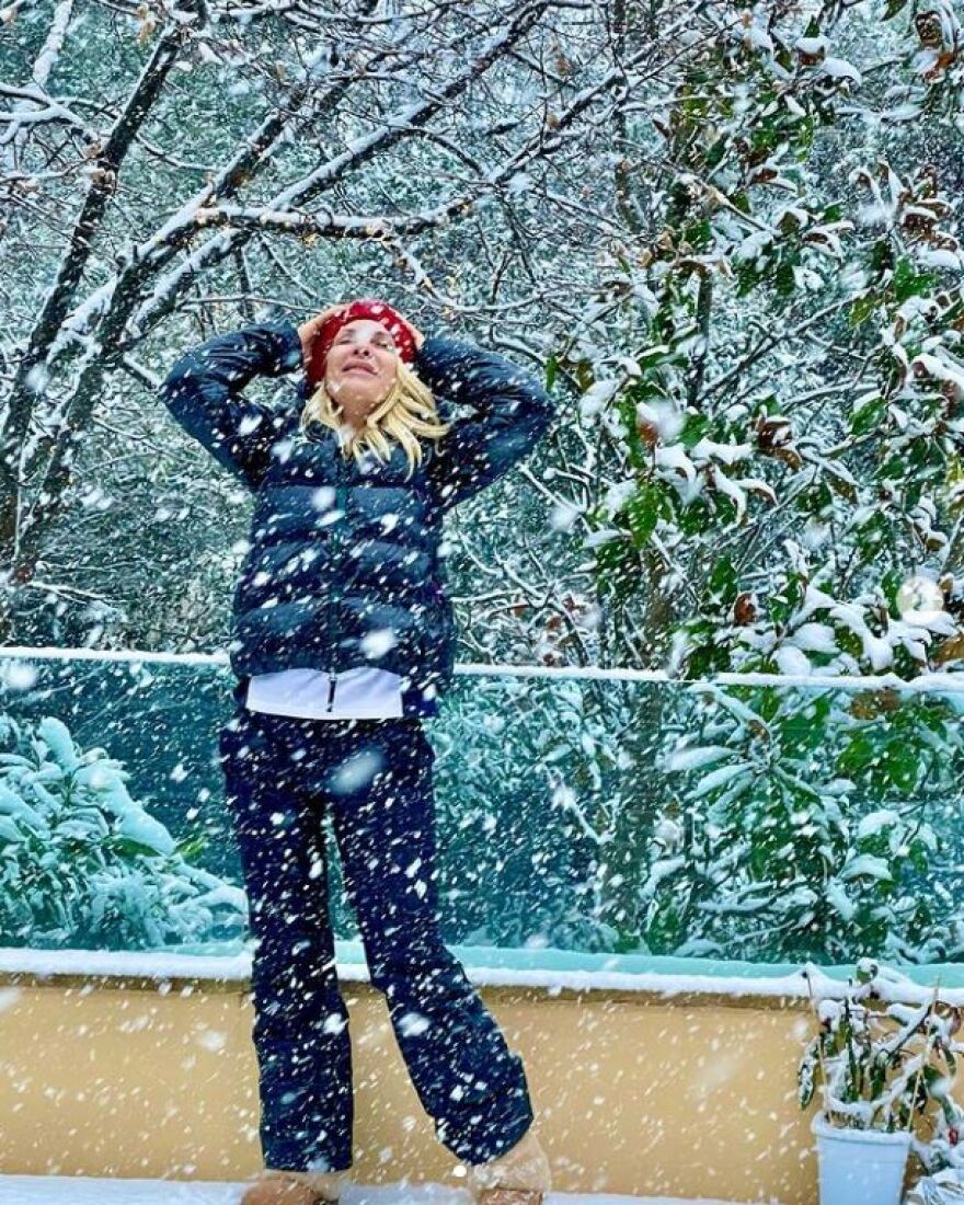 Η Ελένη Μενεγάκη σαν μικρό παιδί βγήκε να παίξει με το χιόνι