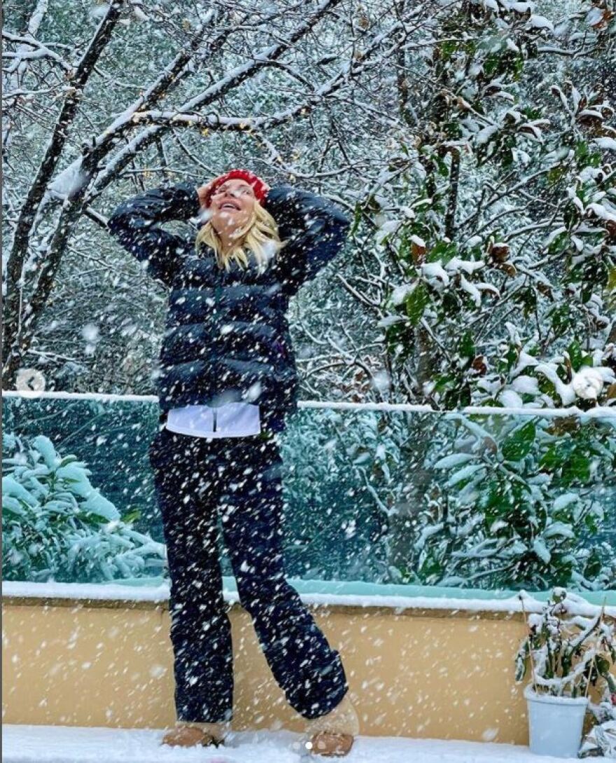 Η Ελένη Μενεγάκη σαν μικρό παιδί βγήκε να παίξει με το χιόνι