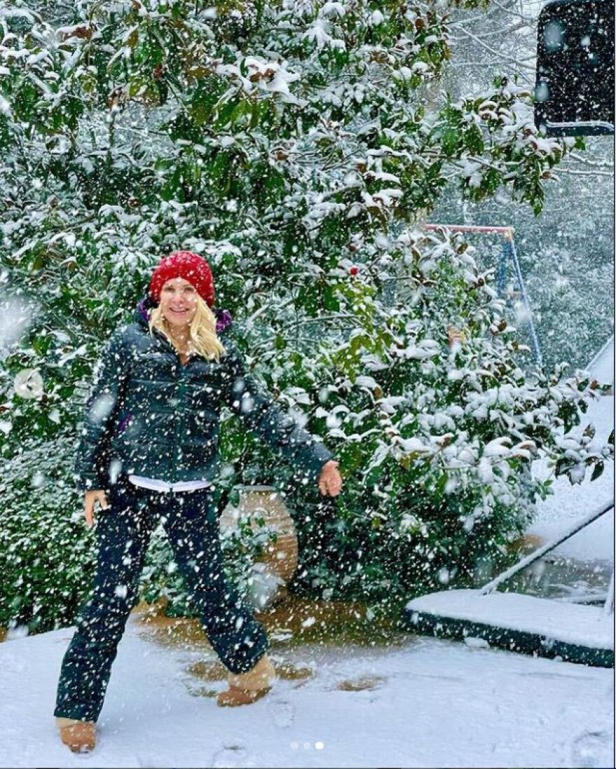 Η Ελένη Μενεγάκη σαν μικρό παιδί βγήκε να παίξει με το χιόνι