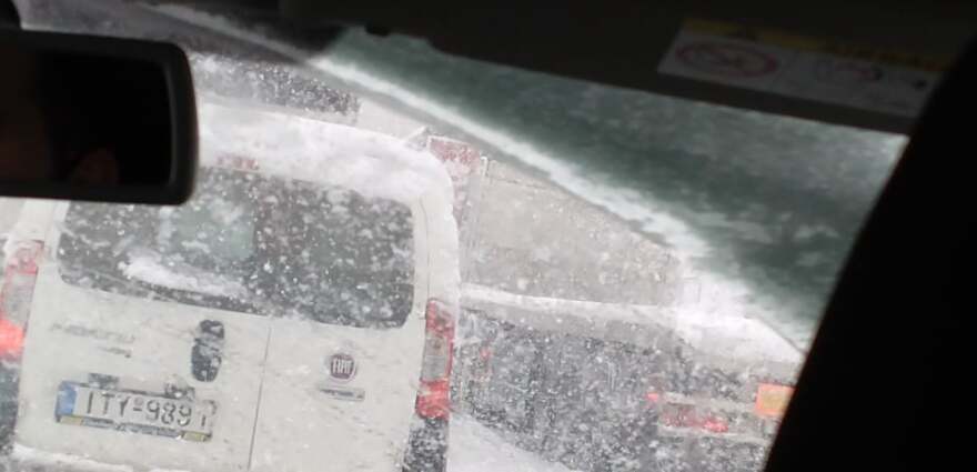 Χάος στην Αττική Οδό με ουρές χιλιομέτρων - Η Πυροσβεστική ζήτησε από την Τροχαία να μειώσει τη ροή των αυτοκινήτων