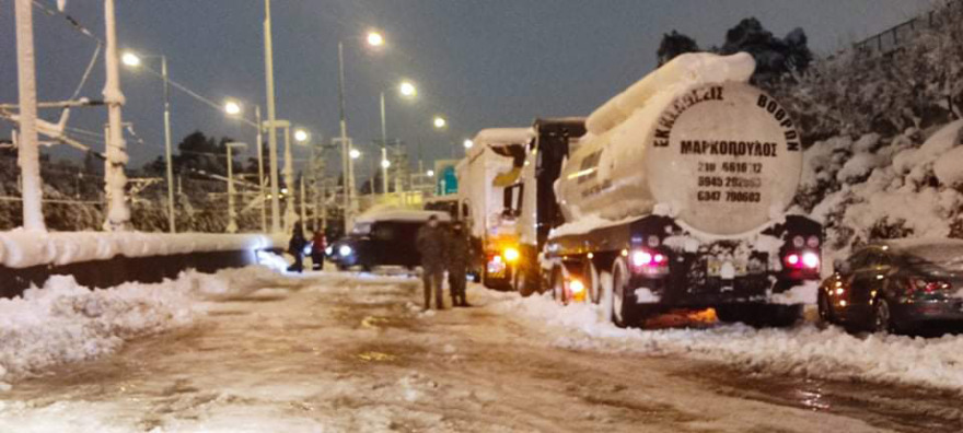 Αττική Οδός: Ο Στρατός απεγκλωβίζει οδηγούς όλη νύχτα - Μοιράζουν τρόφιμα, νερό και κουβέρτες